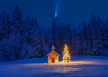 Beleuchteter Weihnachtsbaum Mit Kapelle Bei Nacht, Winterlandschaft, Bayern, Deutschland