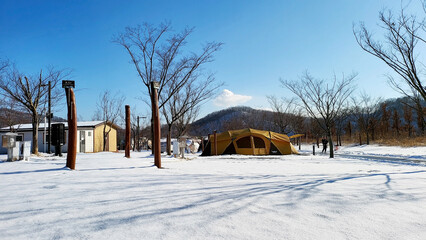눈 위에 텐트 장박 캠핑