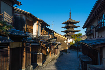 Canvas Print - 京都の法観寺周辺の街から見る八坂の塔の風景