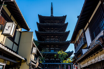 Canvas Print - 京都の法観寺周辺の街から見る八坂の塔の風景