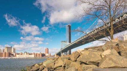 Fototapete - Timelapse of Manhattan bridge and Manhattan at sunny day, New York City. Zoom in effect.