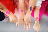 dziecięce rączki z tatułażami