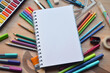 Regreso a clases / Set de elementos escolares: cuaderno, lápices, acuarelas, reglas, colores visto desde arriba.