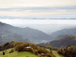 Schwarzwald Landschaft. Zeller Bergland. Spektakuläre aussicht von Zeller Blauen auf Hohe Möhr, Berge im Südosten, Wiesental, zell, die Schweizer Alpenkette und Jura am Horizont
