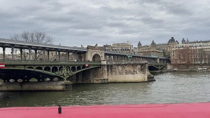 Sticker - Passage du métro sur le pont de Bir Hakeim à Paris