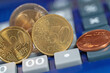 Euro-Münzen auf einem Taschenrechner