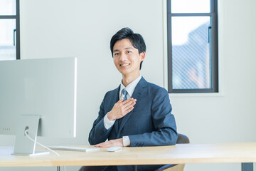 Canvas Print - カメラ目線のスーツを着た日本人男性