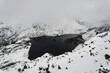 Panorama w chmurach na Czarny Staw Gąsiennicowy . Tatry Polskie w zimowej aurze z dużą ilością śniegu.