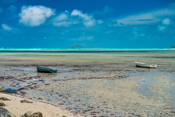 Wall Mural - Tropical Paradise beach. Beautiful shoreline of Seychelles Islands