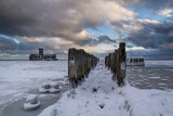 Fototapeta Fototapety do pokoju - zimowy widok na torpedownię w Babich Dołach w Gdyni, morze Bałtyckie
