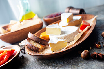 Canvas Print - Camembert cheese with figs, raspberry jam. Round brie or camambert cheese on cutting board