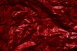 Zerknüllte Folie mit roter Farbe