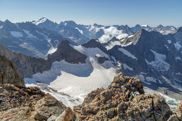 L'ascension du Râteau Ouest dans les massif des Écrins par couloir de la Girose en été