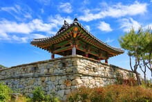 대한민국 경상남도 통영시에 있는 동피랑 벽화 마을의 아름다운 풍경이다.