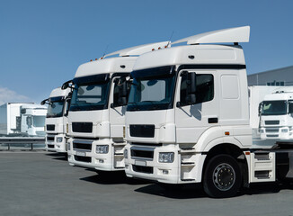 Aufkleber - Fleet of white semi trucks in a row	