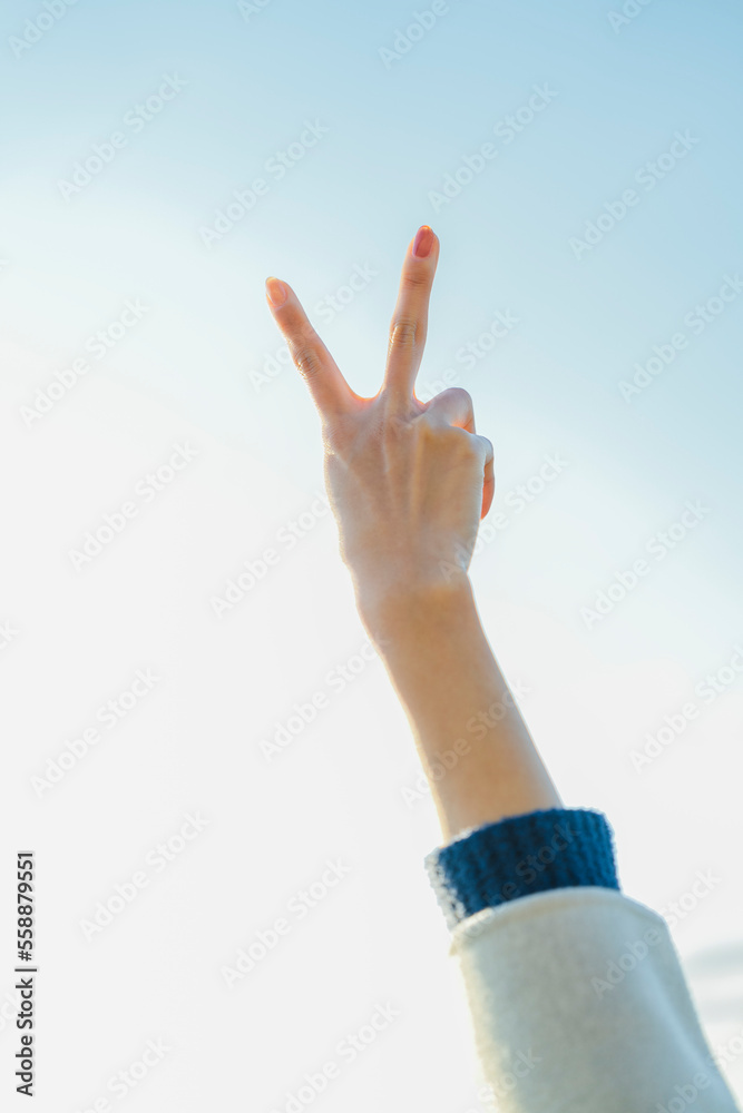 ピースサインをする女性の手 の Stock フォト | Adobe Stock