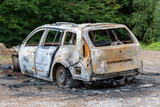 Fototapeta  - Spalony samochód na parkingu w lesie