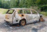 Fototapeta  - Spalony samochód na parkingu w lesie