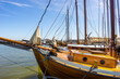 Historisches Segelboot im Hafen von Dierhagen, Fischland