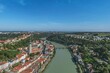 Die Altstadt der oberbayerischen Stadt Burghausen vor der imposanten Burganlage aus der Luft