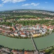 Die Altstadt der oberbayerischen Stadt Burghausen vor der imposanten Burganlage aus der Luft