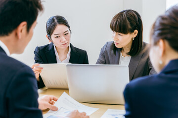 Poster - オフィスで困って先輩・上司に相談する後輩・部下のビジネスウーマン
