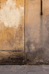 Naklejka na meble Old door on the wall with chipped pain