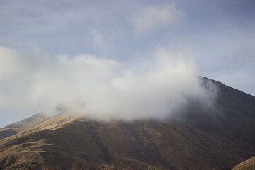 Vista de las montañas con nubes en el cielo Argentina. View of the mountains with clouds in the sky.