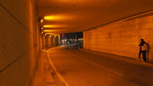 Eclairage D'un Passage Souterrain Ou D'un Petit Tunnel, Au Bord De La Seine, Pendant Une Soirée Ou Une Nuit, Marche Sur Une Route, Peu De Passants
