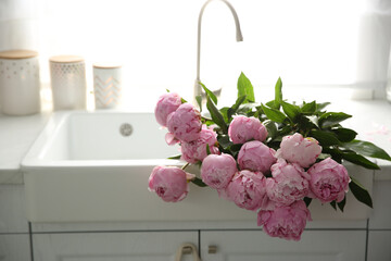 Canvas Print - Bouquet of beautiful pink peonies in kitchen sink