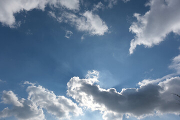 雲の切れ目から太陽が光をさし、光芒が地に降りる。