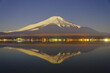 深夜の幻想的な富士山