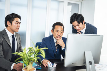 Poster - パソコン画面を見ながら会議するビジネスマンのグループ