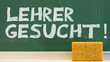 LEHRERMANGEL an deutschen Schulen - Grüne Schultafel in einem Klassenzimmer, mit der Aufschrift: LEHRER GESUCHT !!!