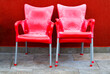 Zwei rote Stühle vor einer roten Hauswand,Teneriffa,