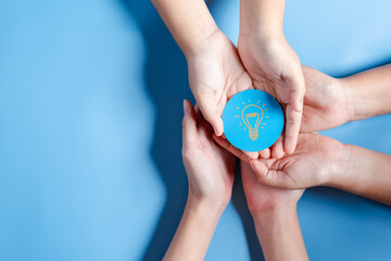 Leinwandbilder - Hands holding light bulb with business target planning development leadership and customer target group, investment growth and success development, achievement, goal, strategy, finance concept.