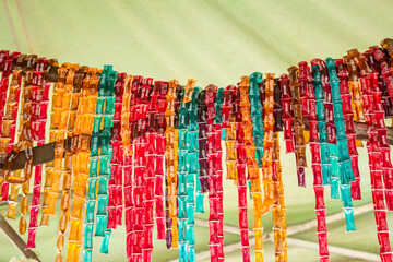 Doces em forma de mel de vários sabores e cores, dentro de saquinhos, expostos para venda em feira.