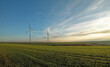 Farma wiatrowa na polach uprawnych. Darmowa energia z wiatru, odnawialne źródło energii. Pola w Polsce w okolicach Tomaszowa Lubelskiego.