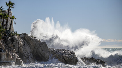  Vagues d'une tempête en mer méditerranée sur la baie des anges à Nice 