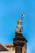 Einhorn mit schottischer Flagge vor blauem Himmel