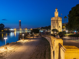 Wall Mural - Vista nocturna De la Torre del Oro de Sevilla