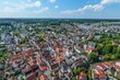 Krumbach in Mittelschwaben, das Stadtzentrum mit dem alten Rathaus, Marktplatz und dem Schloss im Luftbild