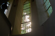 Sonnenstrahlen scheinen durch ein Kirchenfenster