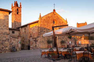 Wall Mural - Monteriggioni, Siena. Chiesa di Santa Maria Assunta al tramonto in Piazza Roma con trattoria
