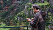 © Rebeca Vidal - Hombre caucásico anciano usando el móvil en la naturaleza