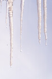 Fototapeta Na ścianę - Sople lodu zwisające z dachu zimą.