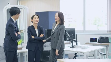 Leinwandbilder - オフィスで立ち話する人々