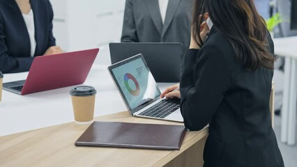 Aufkleber - ミーティングする女性会社員グループ