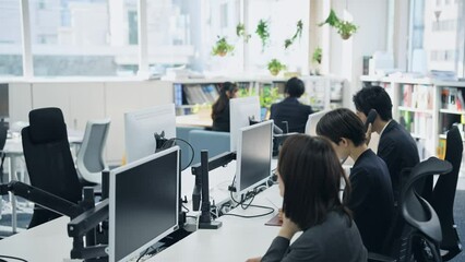 Poster - オフィスで仕事する会社員グループ