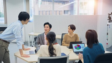 Aufkleber - オフィスで会議するカジュアルな会社員グループ